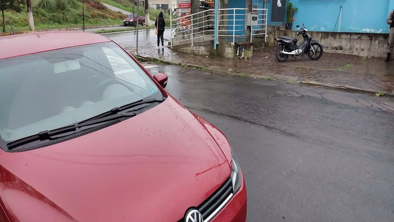 Acidente entre carro e motocicleta deixa mulher ferida em Garibaldi